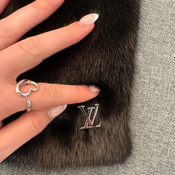 Louis Vuitton Monogram Reverso Mink Scarf - Picture 5 of 10